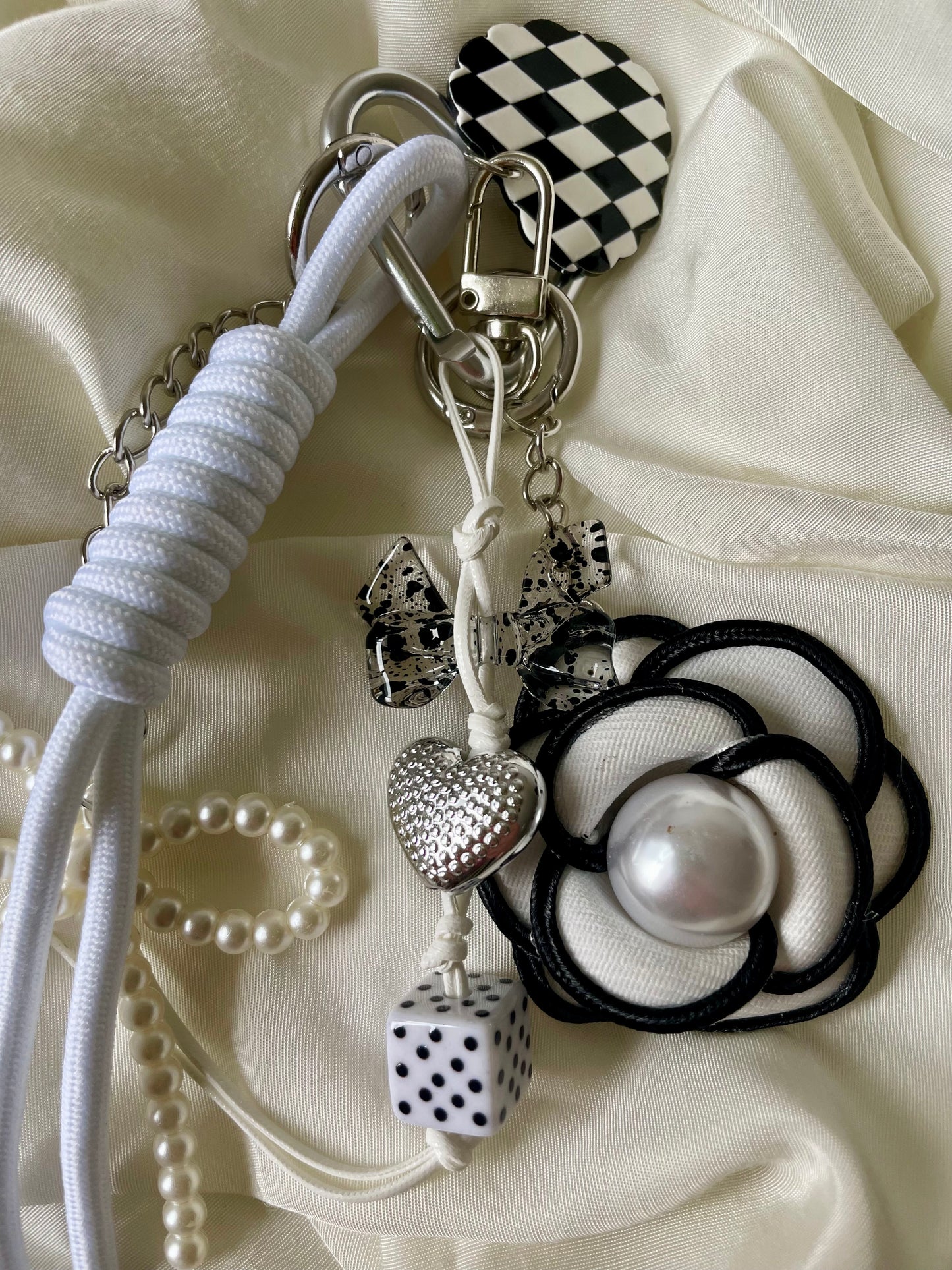 Keychain Taschenanhänger Black & White Flower