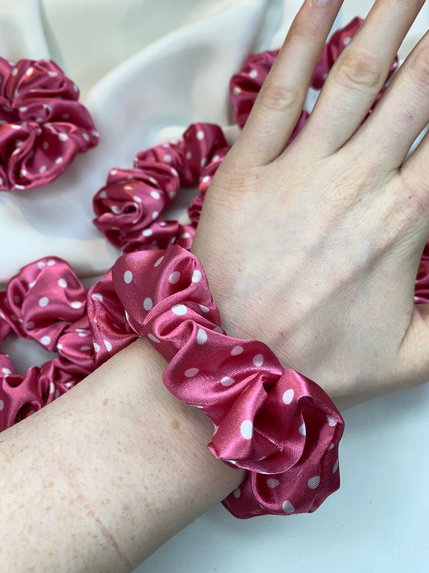 Scrunchie Rosa Pink gepunktet Satin