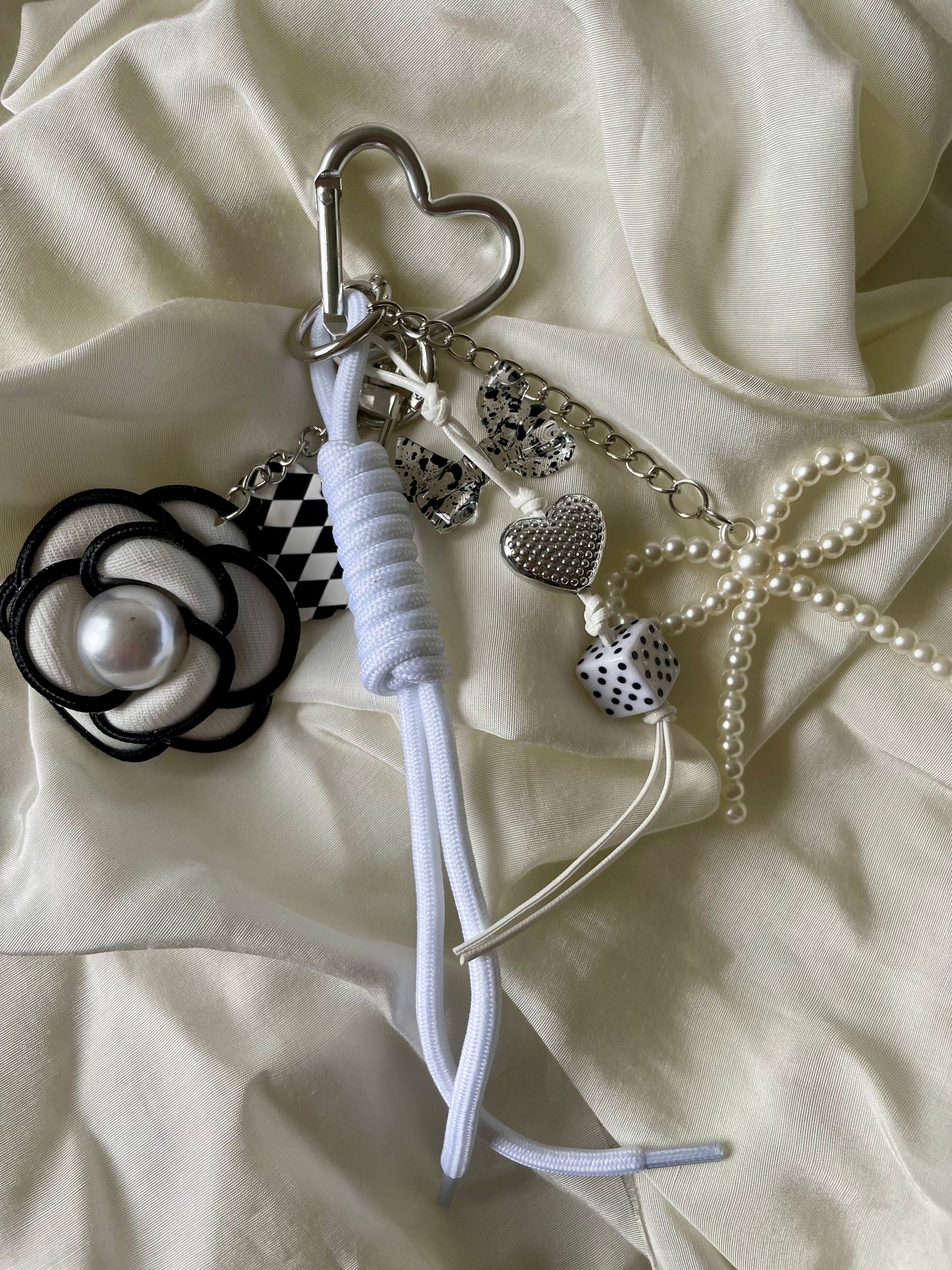 Keychain Taschenanhänger Black & White Flower