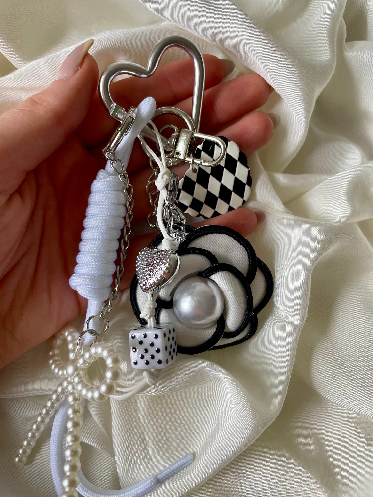 Keychain Taschenanhänger Black & White Flower