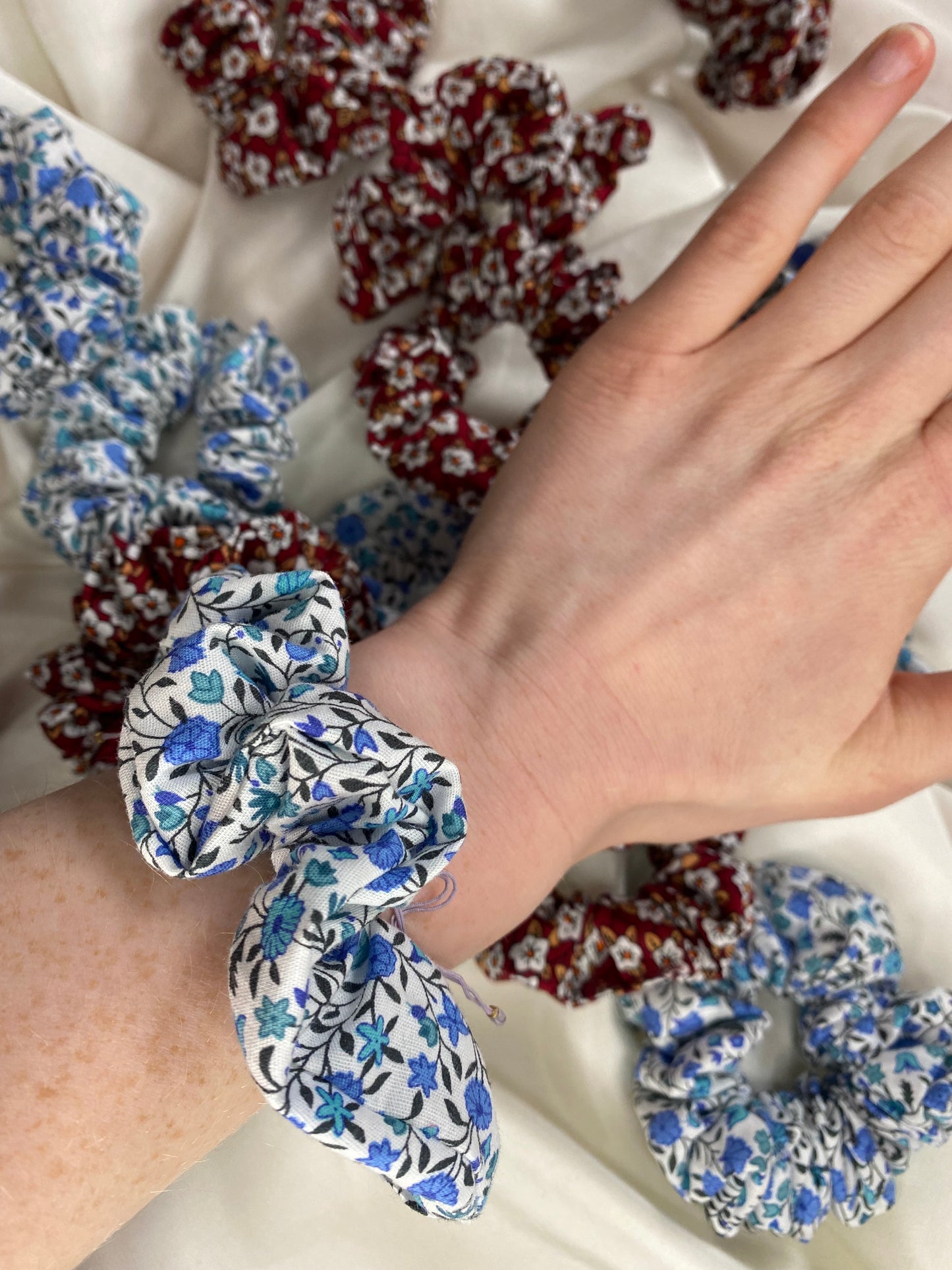 Blumen Scrunchie Rot Blau