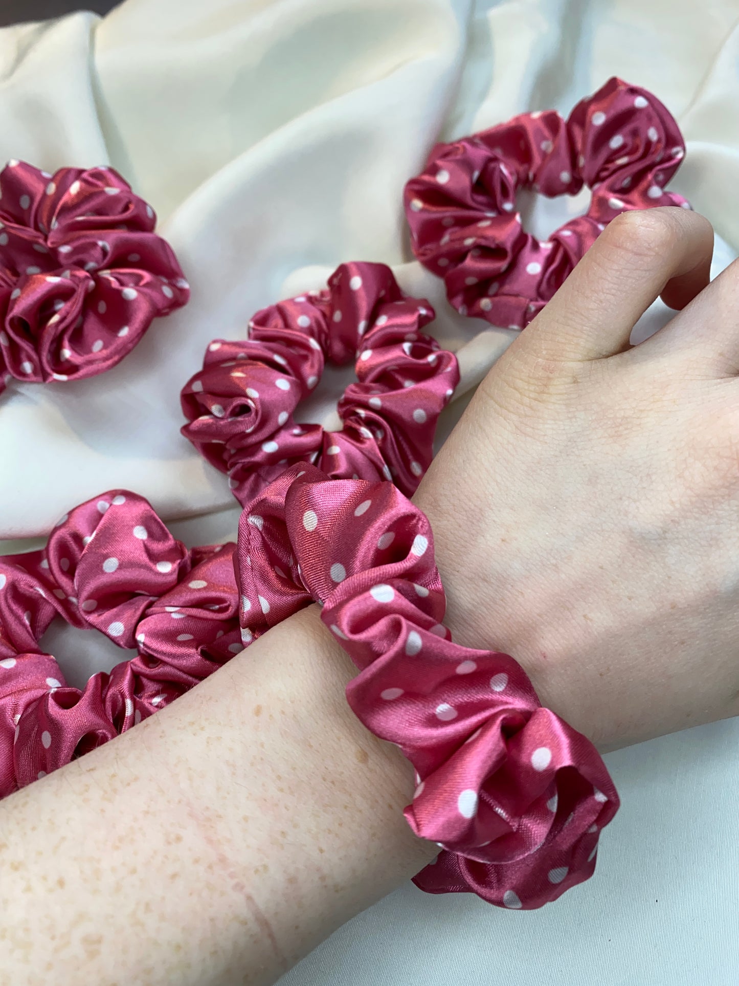 Scrunchie Rosa Pink gepunktet Satin