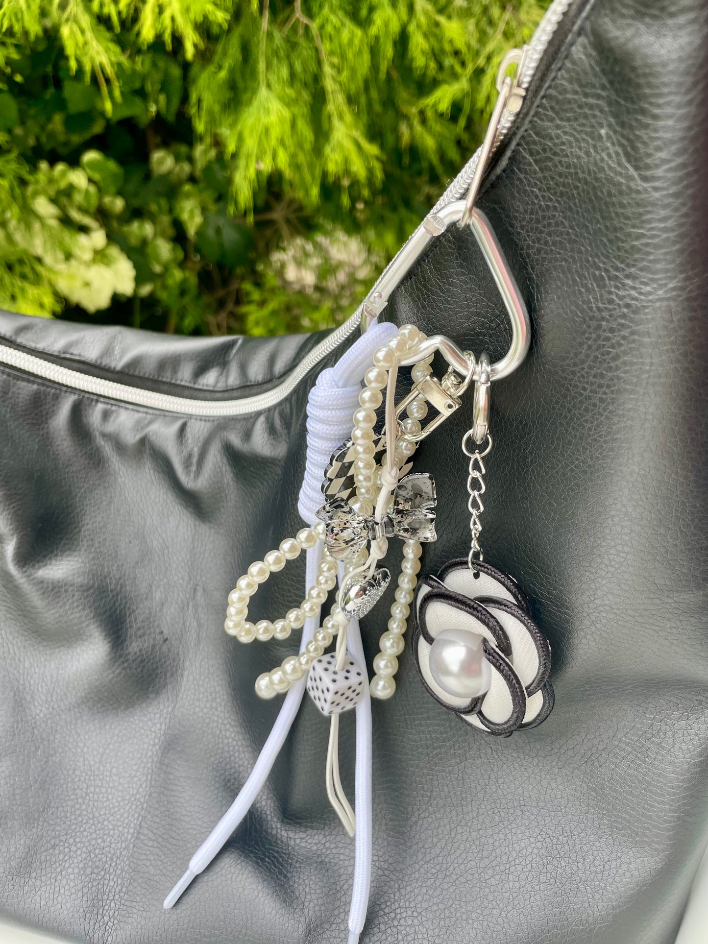Keychain Taschenanhänger Black & White Flower