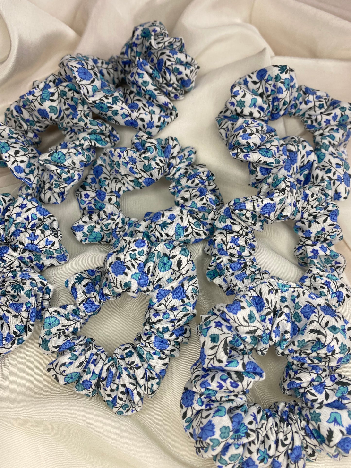 Blumen Scrunchie Rot Blau