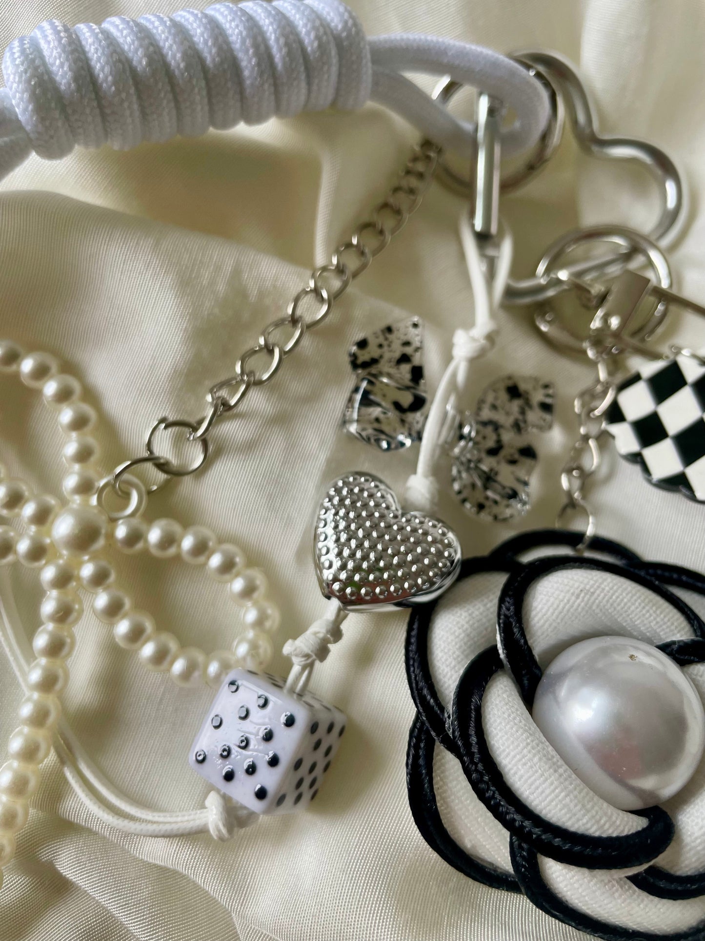 Keychain Taschenanhänger Black & White Flower