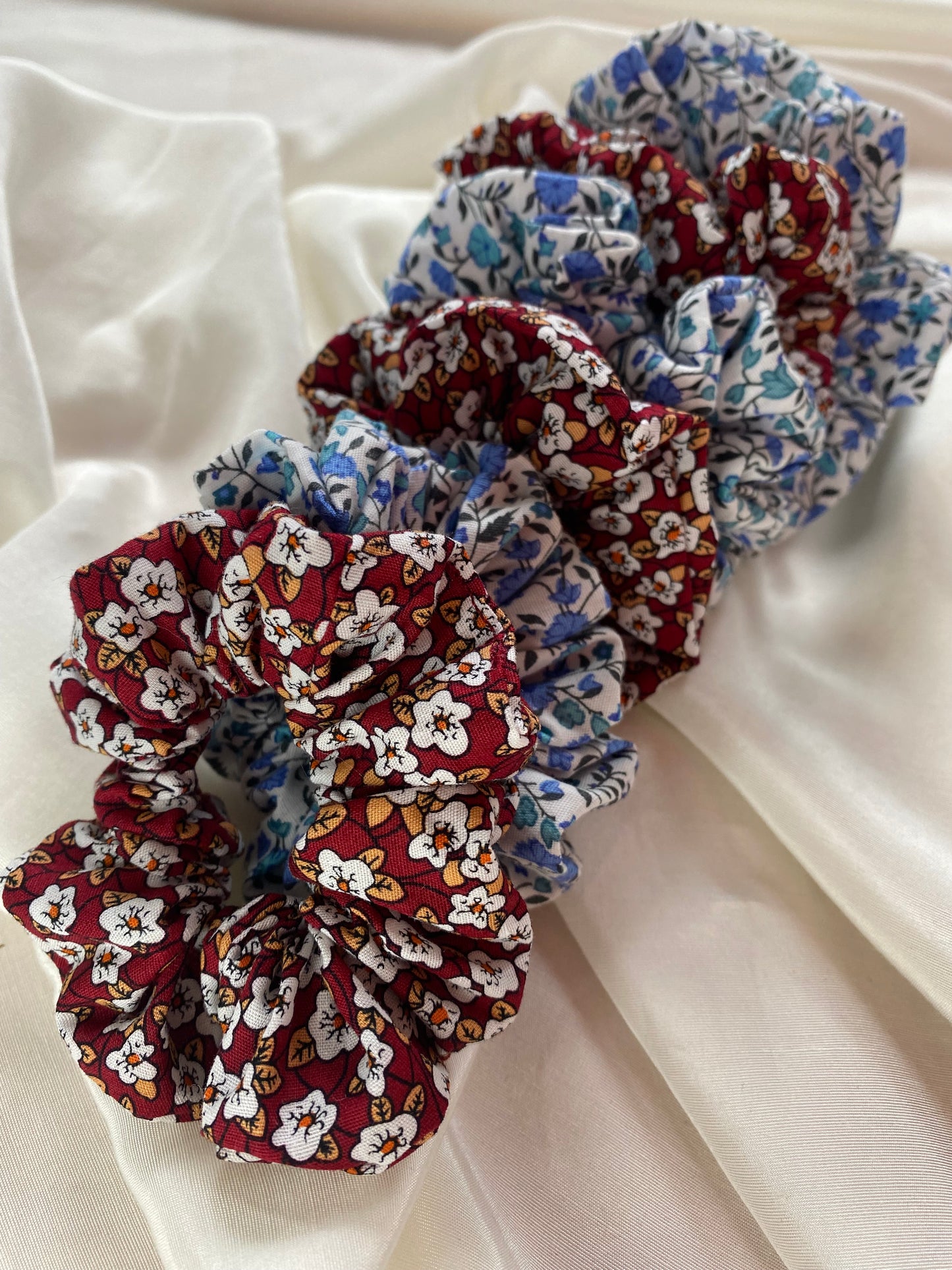 Blumen Scrunchie Rot Blau