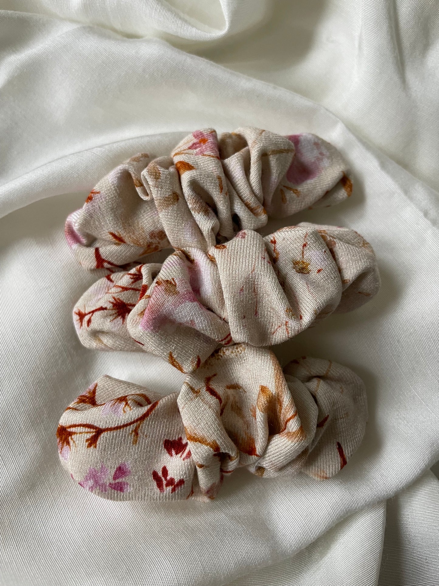 Stirnband und Scrunchie in Frühling Beige Lila