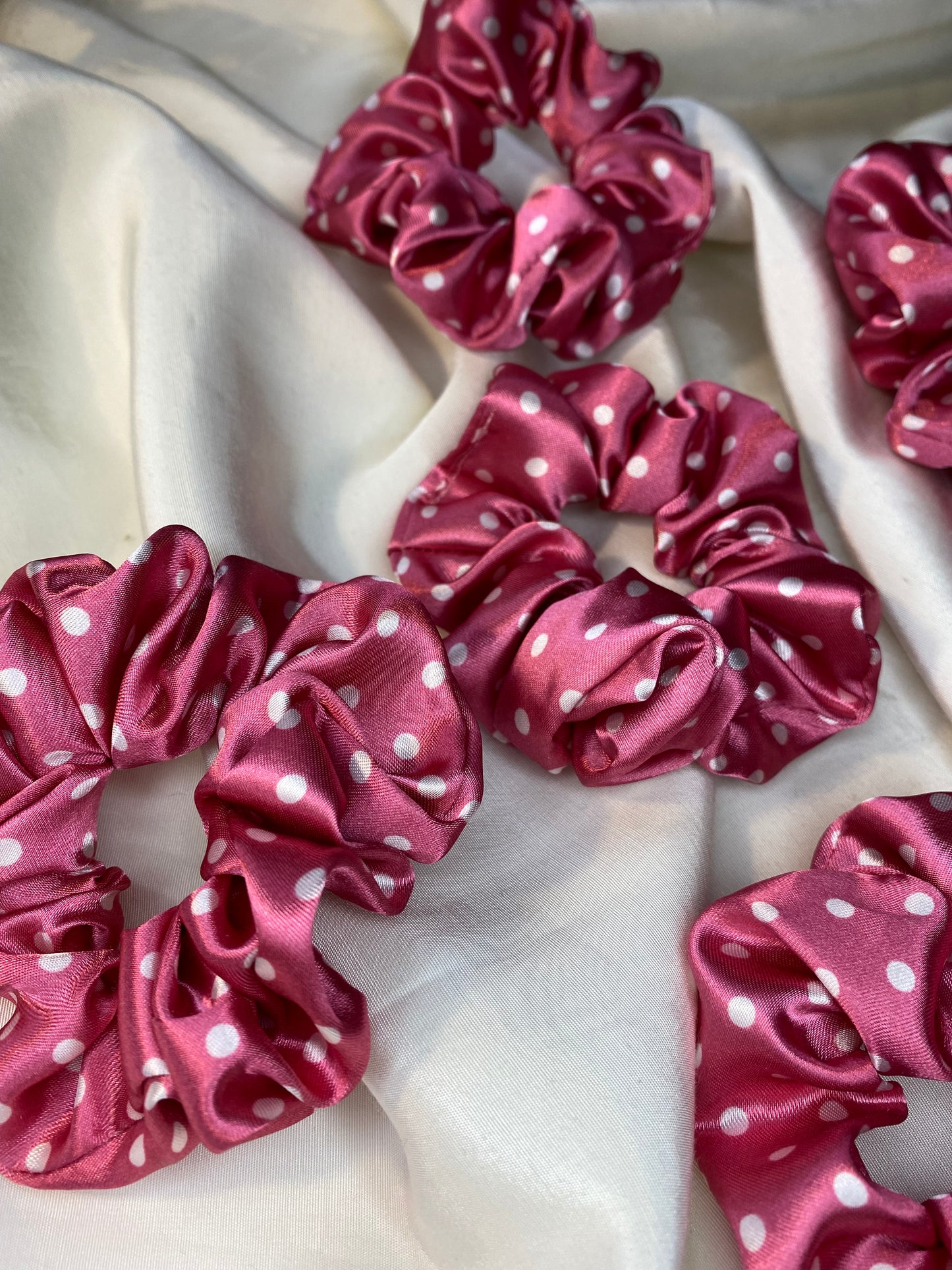 Scrunchie Rosa Pink gepunktet Satin