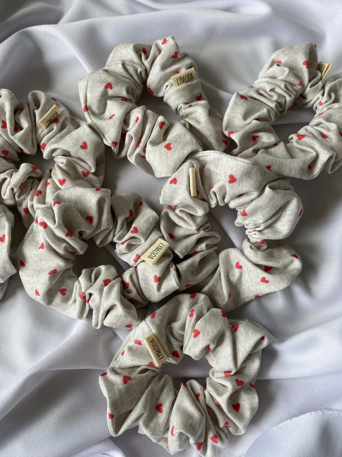 Graues Jersey Herz Scrunchie