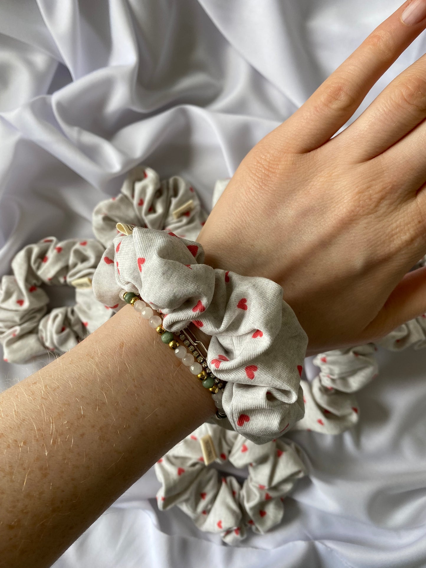 Graues Jersey Herz Scrunchie