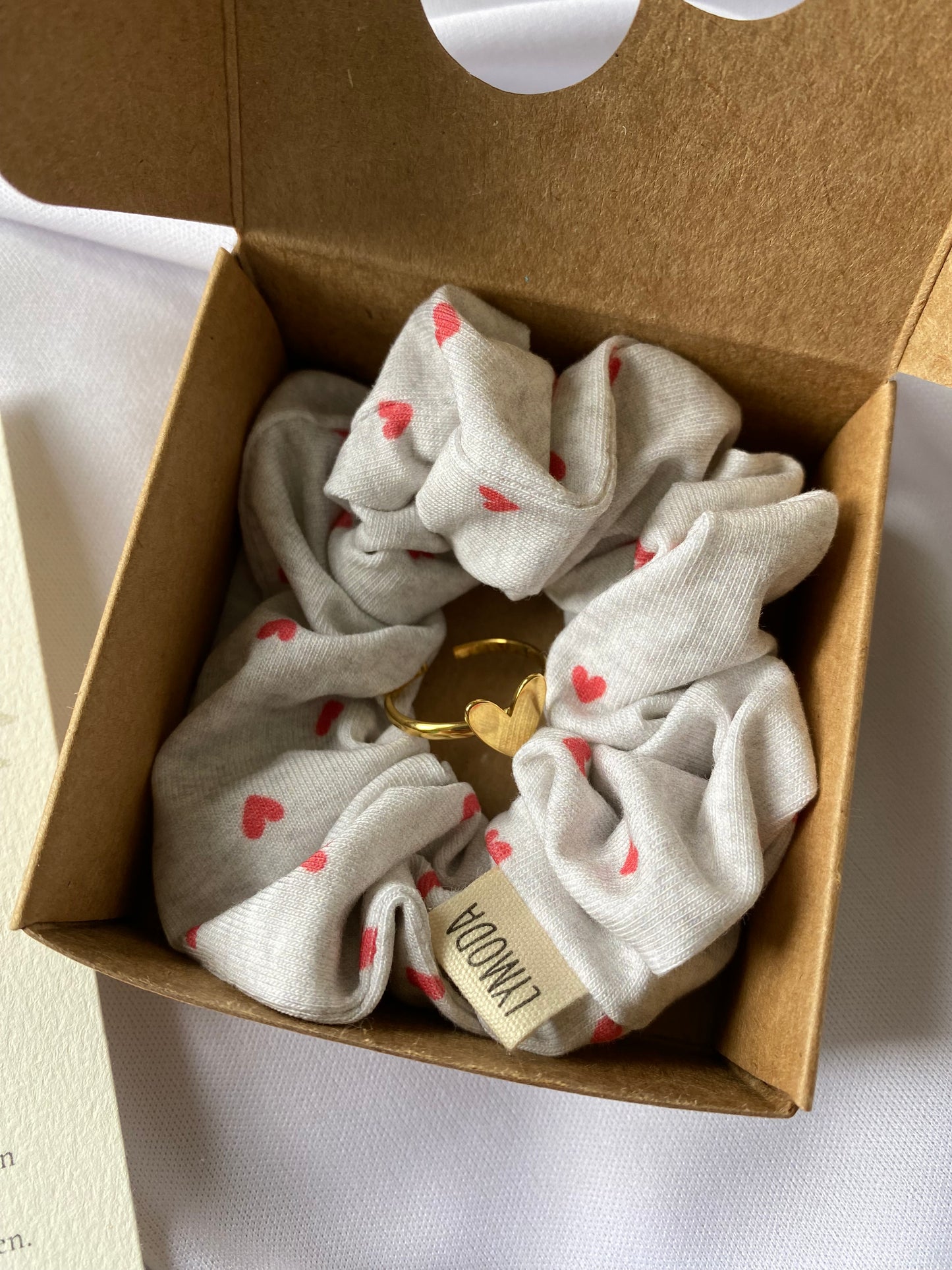 Graues Jersey Herz Scrunchie
