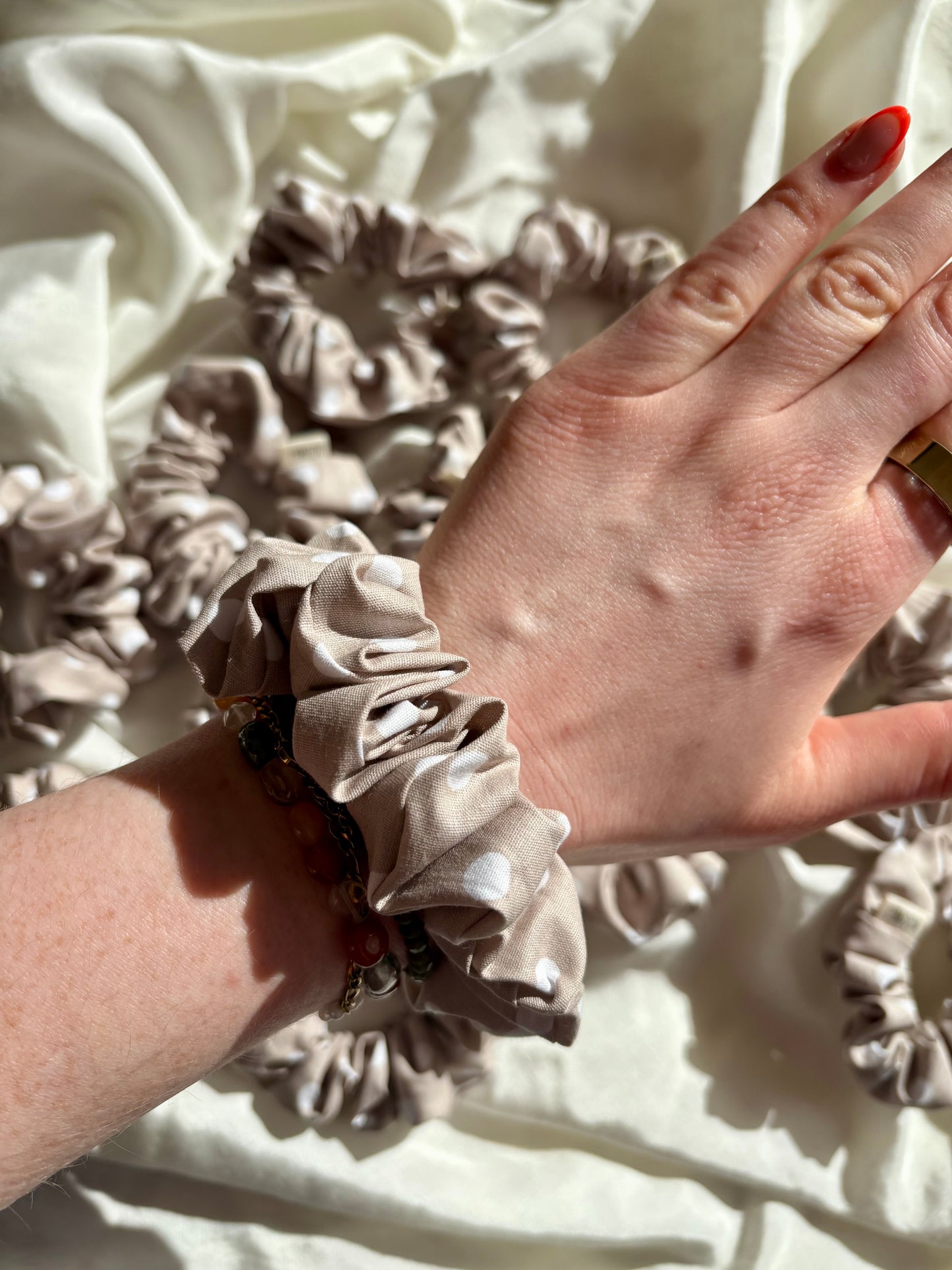 Scrunchie Dots Beige Weiß