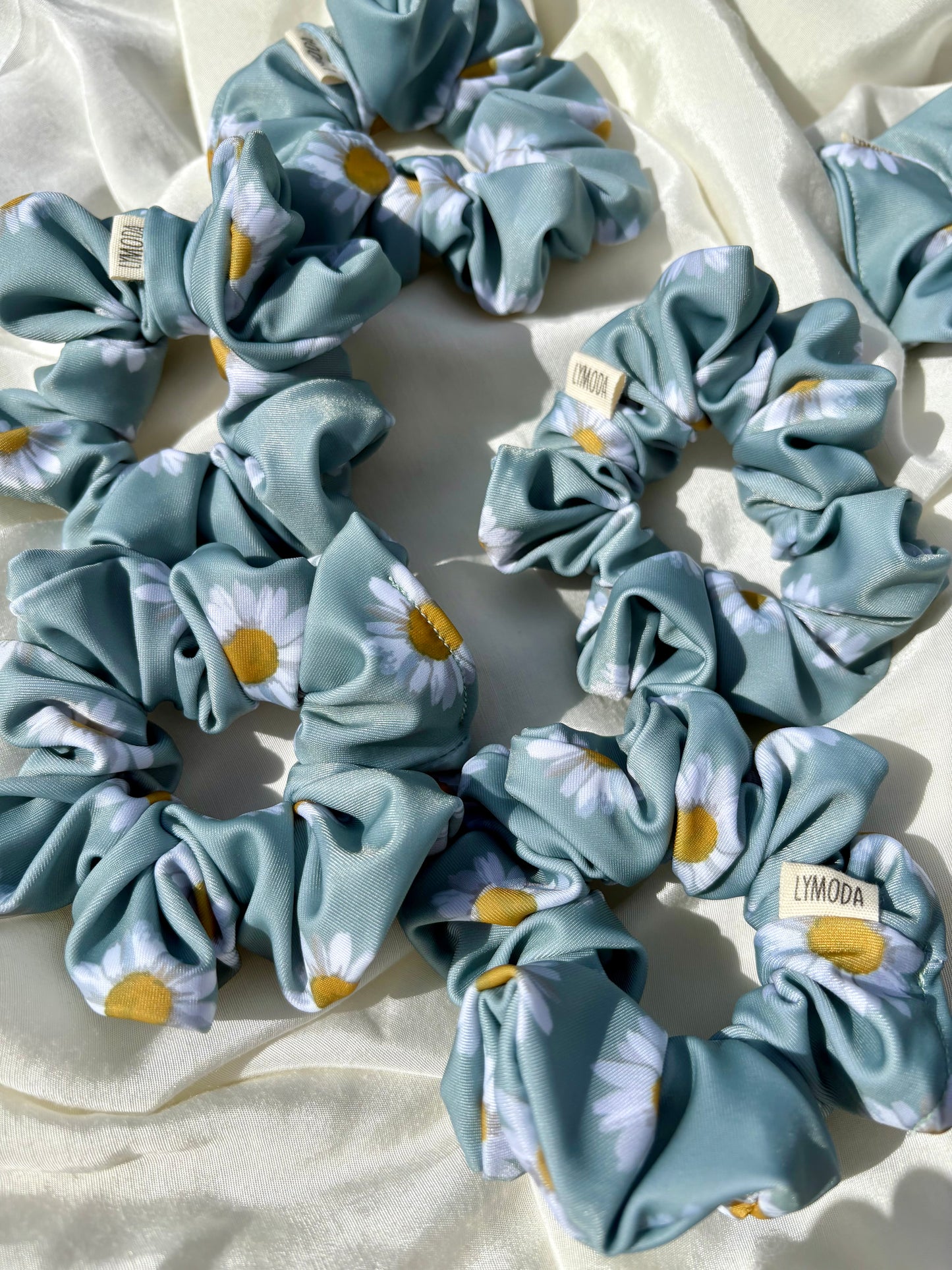 Swim & Sweat Scrunchie Daisy