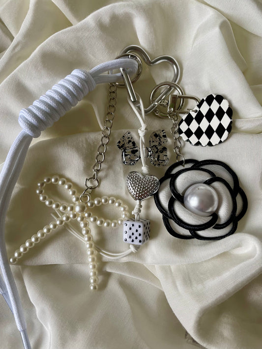 Keychain Taschenanhänger Black & White Flower