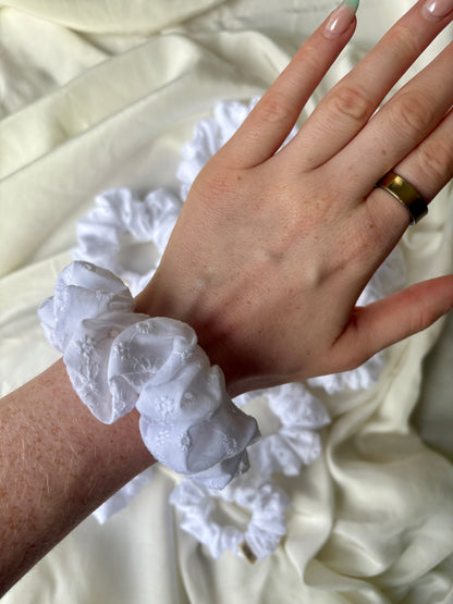 Scrunchie White Flower