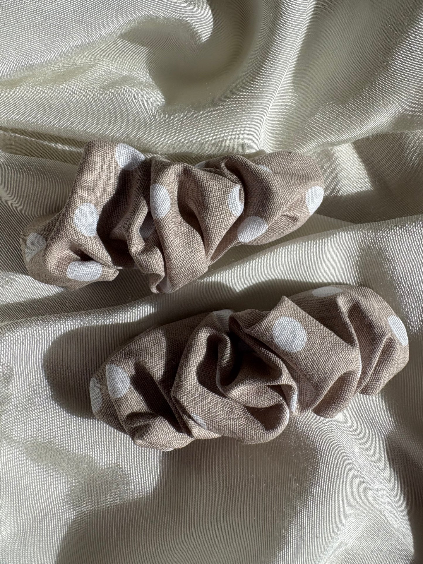Scrunchie Dots Beige Weiß