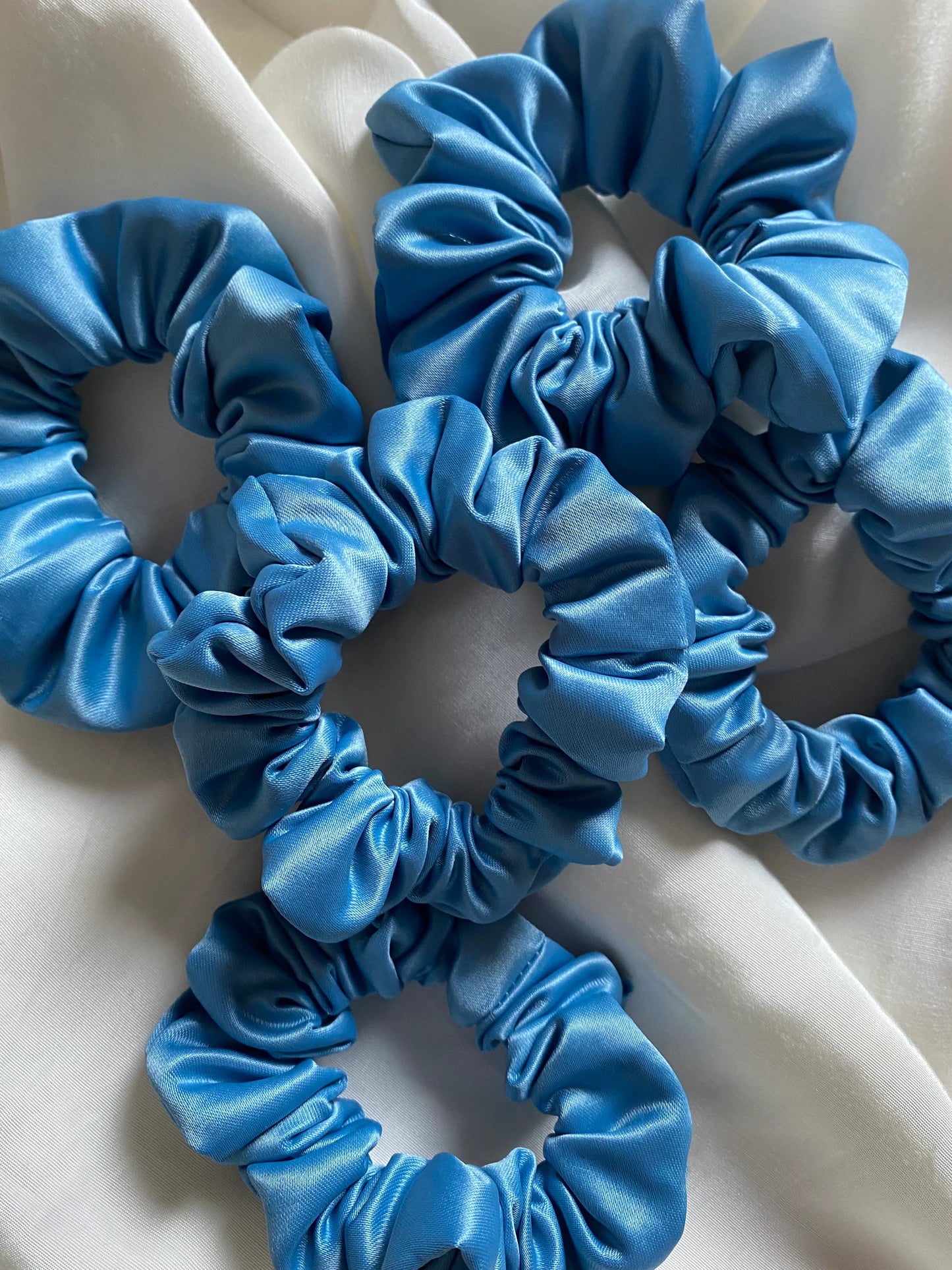 Hellblaues Heavy Satin Scrunchie