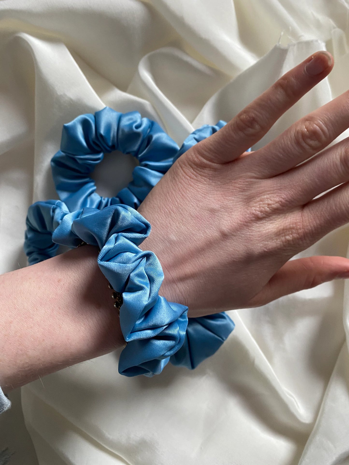 Hellblaues Heavy Satin Scrunchie
